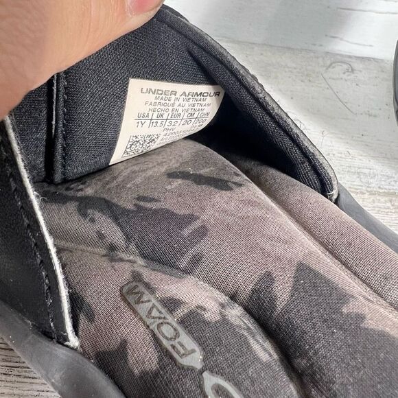 Under Armour Boys Slides Sandals 4D Foam Logo Strap Black Size 1Y - Picture 7 of 7